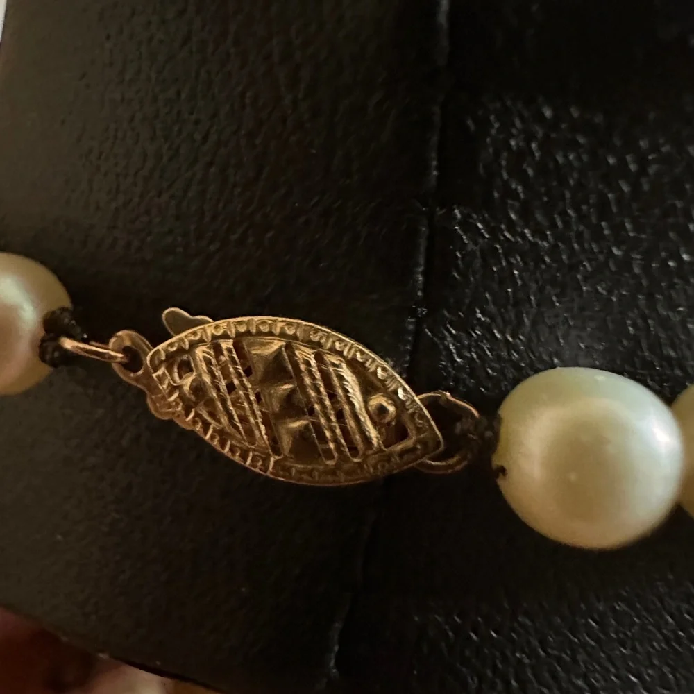 Elegant Freshwater Pearl Necklace with 14K Gold Clasp - Picture 3 of 4